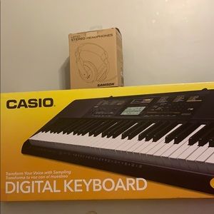 Digital keyboard with stand and head phones